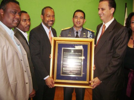  RINDEN HOMENAJE GENERAL THEN; AYUNTAMIENTO PUERTO PLATA ENTREGA PLACA RECONOCIMIENTO