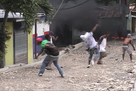  JÓVENES SECTORES LOS CAMBEROS Y BUENOS AIRES REALIZAN VIOLENTAS PROTESTAS
