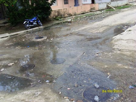  AGUAS NEGRAS AMENAZAN SALUD FAMILIAS SECTOR LA VIARA