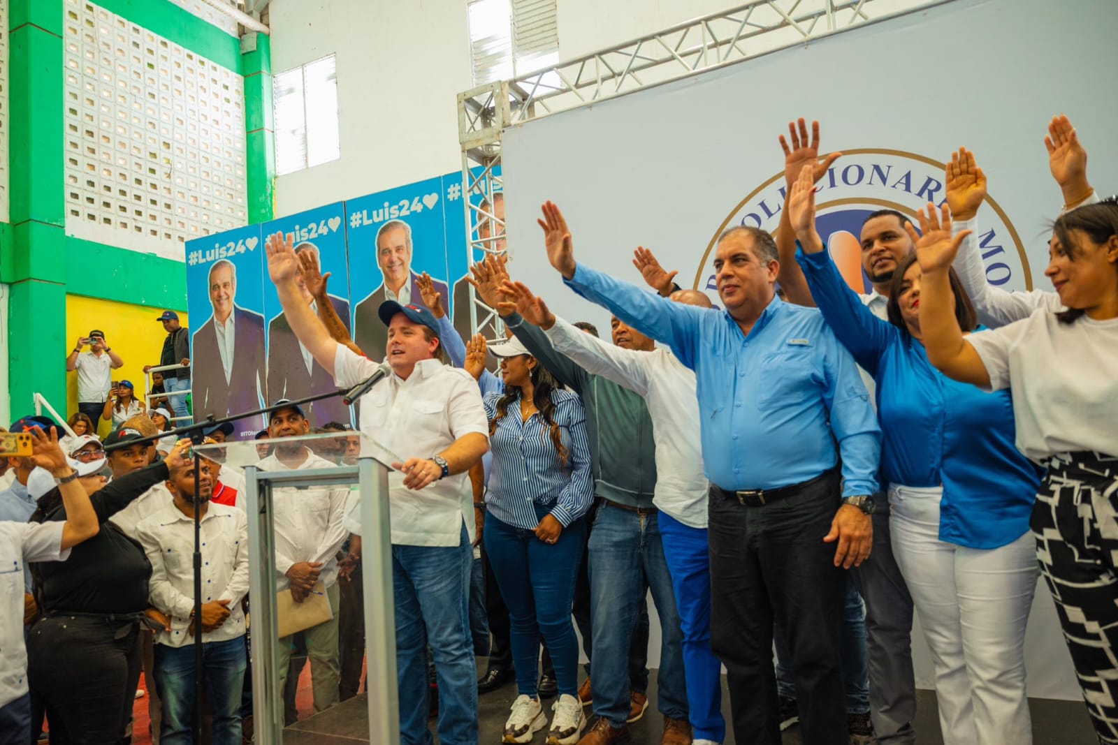  Paliza juramenta en el PRM al exdiputado por Puerto Plata Javier Clark con casi el 50% de dirigencia del PLD
