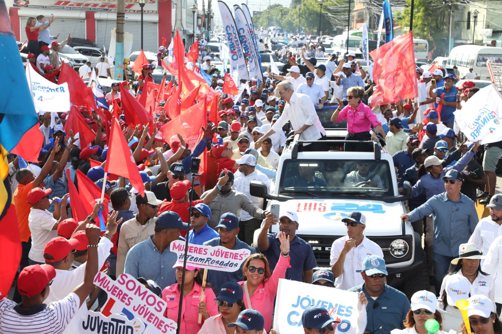 Abinader finaliza recorrido del fin de semana con gran marcha caravana en Puerto Plata