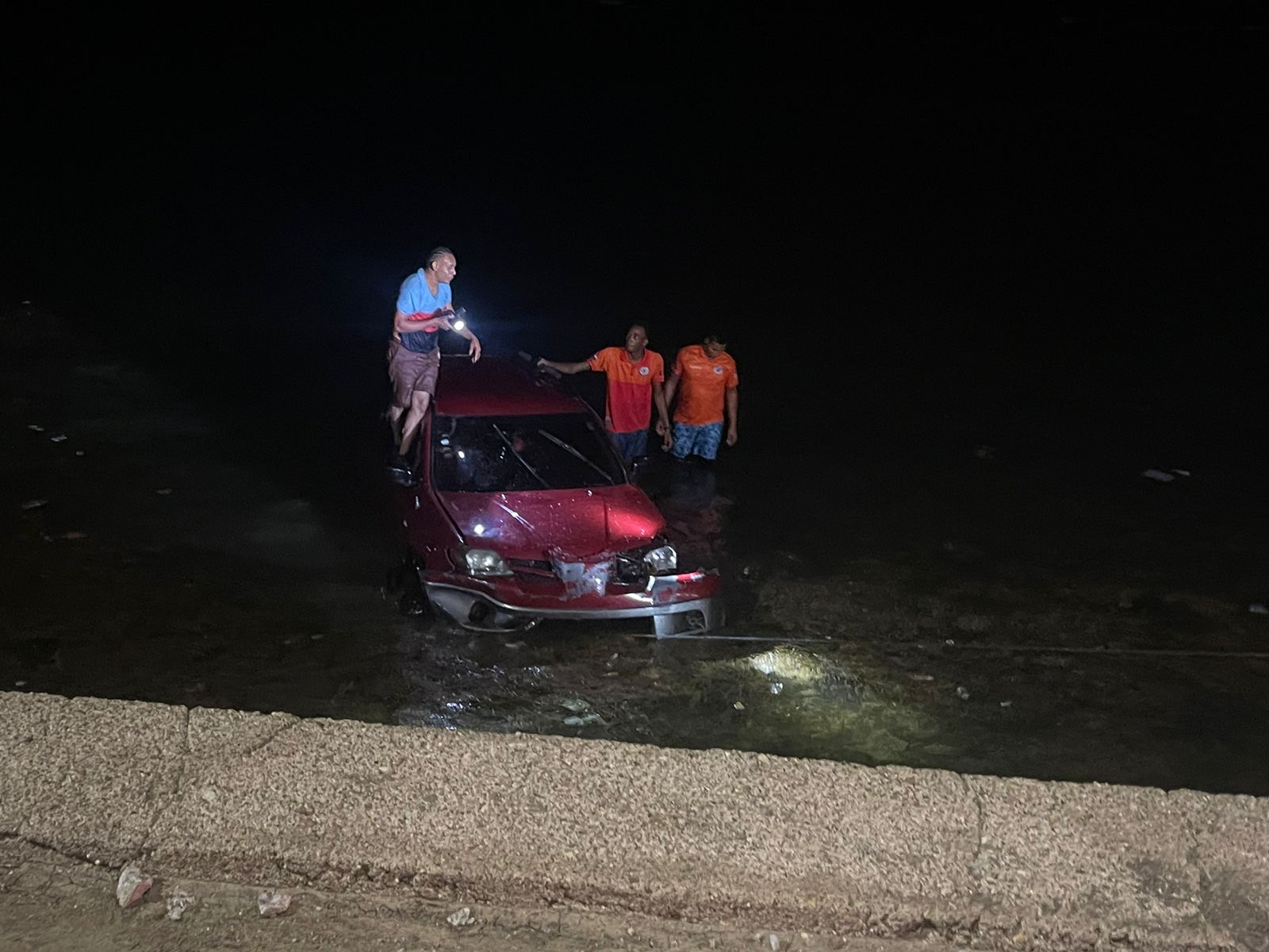 Yipeta cae al océano en malecón de Puerto Plata, sus ocupantes resultaron con golpes y heridas  