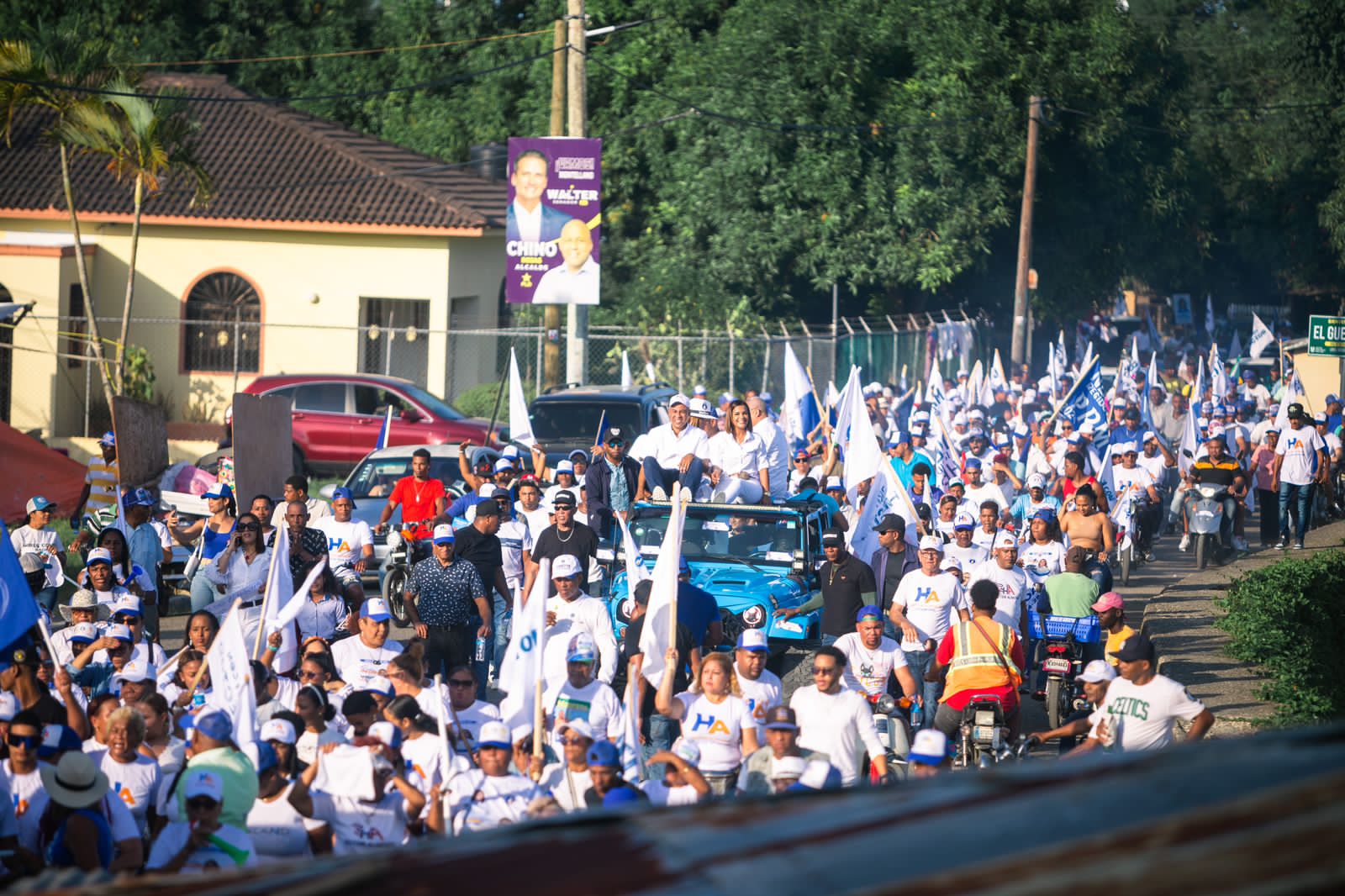 Héctor Almonte recibe extraordinario apoyo en caravana realizada en Villa Montellano Puerto