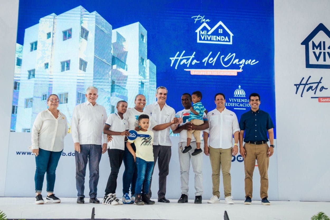 Presidente Abinader y Ministro Bonilla cambian la vida de 300 familias de Hato del Yaque al entregarles igual número de nuevas viviendas
