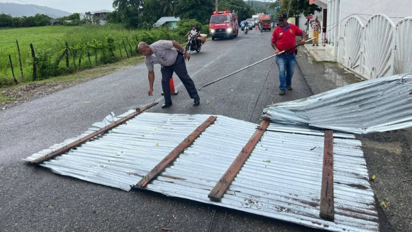Fuertes vientos acompañados de lluvia pertinaz derriban letreros y vuelan techos en locaciones de Puerto Plata 