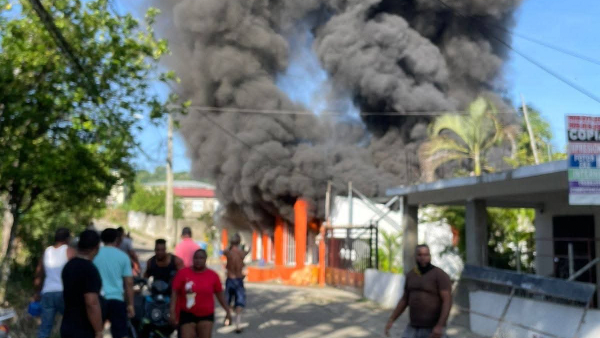  Incendio destruye vivienda y establecimiento comercial en sector de Sosúa  