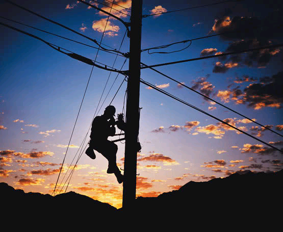 DESCONOCIDOS INTENTAN ROBARSE CABLES ELÉCTRICOS COMUNIDAD MONTELLANO