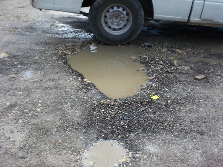 HOYOS CONSTITUYEN PELIGRO; AYUNTAMIENTO INICIA BACHEO CALLES Y AVENIDAS