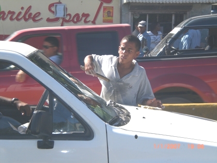 NIÑOS ARRIESGAN VIDA LIMPIANDO CRISTALES VEHÍCULOS