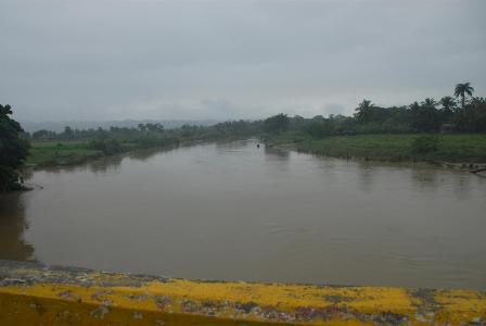 LLUVIAS DESBORDAN RÍOS CAMÚ Y EL LIMINAL; BARRIOS SUFREN INUNDACIONES EN MONTELLANO