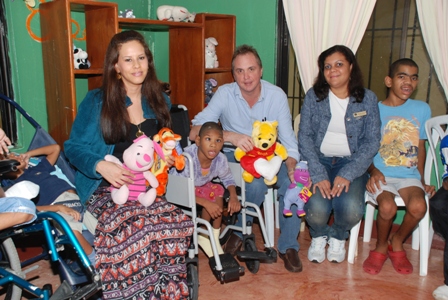 EJECUTIVOS OCEAN WORLD ENTREGAN JUGUETES NIÑOS ORFANATO MUSTARDSEED
