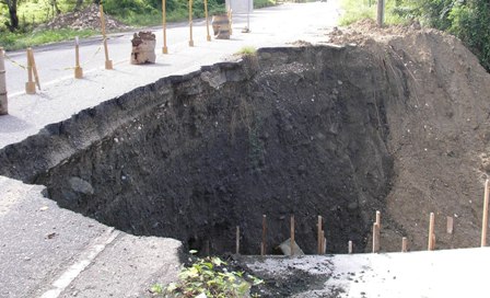 CONTINÚA DETERIORO CARRETERA TURÍSTICA “GENERAL GREGORIO LUPERÓN”