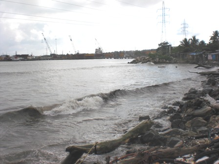 FUERTES OLEAJES AFECTAN VIVIENDAS BARRIO PLAYA OESTE