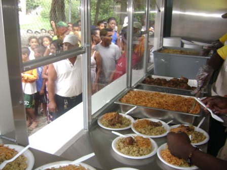 REPARTEN  TRES MIL RACIONES COMIDA  GRATIS PERSONAS POBRES