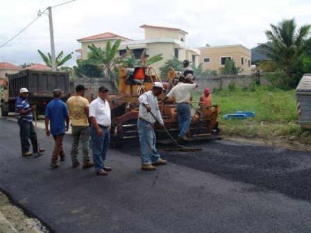 AYUNTAMIENTO PROSIGUE PROGRAMA ASFALTADO CALLES BARRIOS PUERTO PLATA
