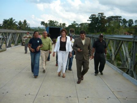 SUPERVISAN TERMINACIÓN CONSTRUCCIÓN  PUENTE COMUNIDAD YÁSICA