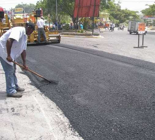 SÍNDICO WALTER DISPONE AGILIZACIÓN ASFALTADO CALLES BARRIOS