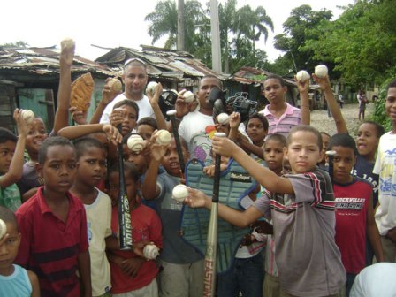 FUNDACIÓN “TIERRA Y ALMA” DONA ÚTILES LIGAS DEPORTIVAS