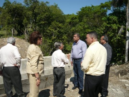 FUNCIONARIOS SUPERVISAN CONSTRUCCIÓN PUENTES