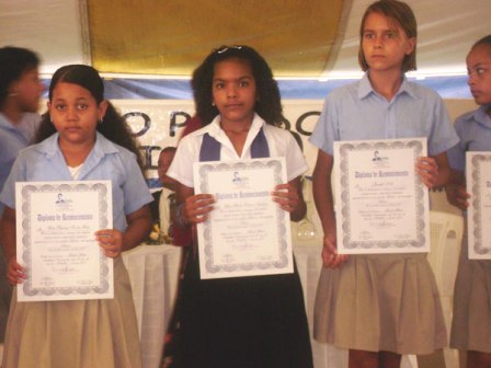 LA FUNDI RECONOCE ESTUDIANTES MERITORIOS SOSÚA
