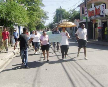 Marchan reclamo construcción caminos Los Pérez