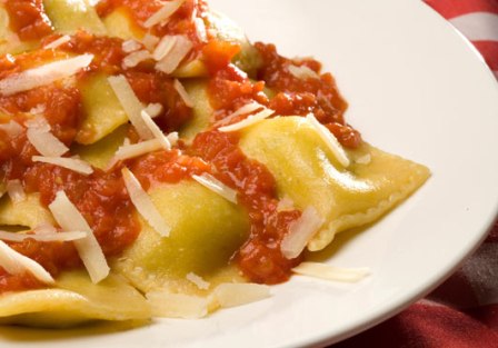 Raviolis de queso en salsa de tomates frescos