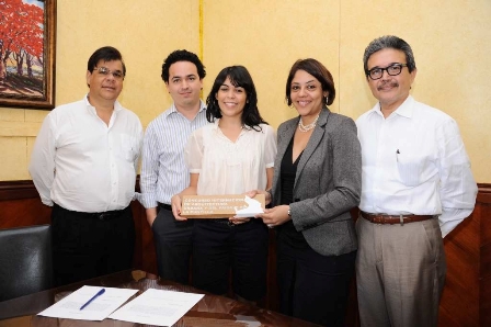 Arquitectos ganadores concurso reciben premio