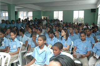 Piden revisen situación colegios privados