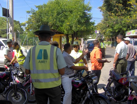 Agentes AMET retienen motocicletas por falta documentos