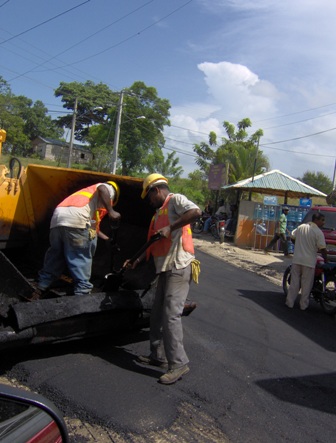 Avanzan trabajos asfaltado calles municipio Guananico