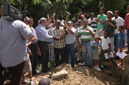 Funcionario Aristipo Vidal da picazo construcción puente