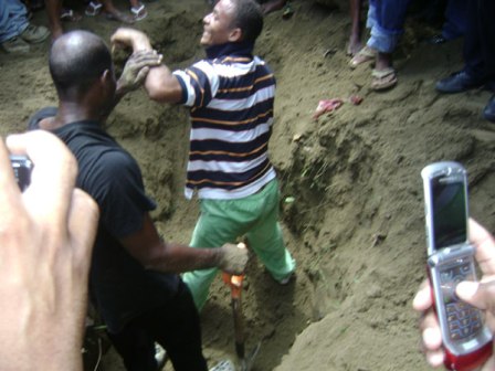 EXHUMAN CADÁVER HAITIANA SUPUESTOS ACTOS BRUJERÍA