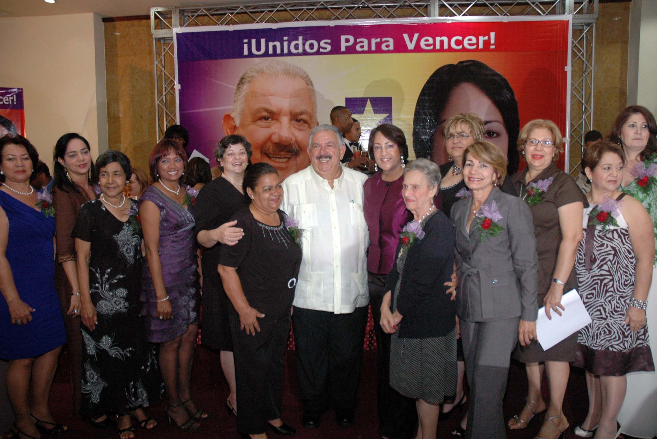 ASPIRANTE VICEALCALDESA AGASAJA GRUPO SECRETARIAS