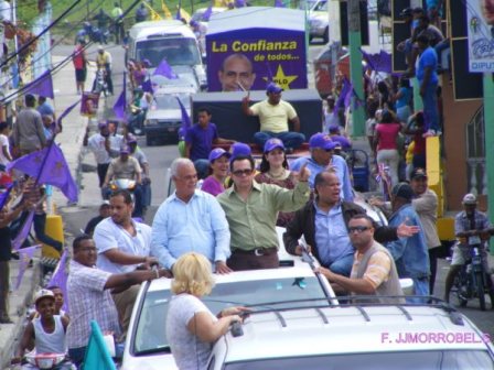 PRESIDENTE FERNÁNDEZ JURAMENTA PERREDEÍSTAS EN PLD