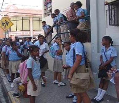 ESTUDIANTES MONTAN PROTESTAS; EXIGEN REMODELACIÓN ESCUELA
