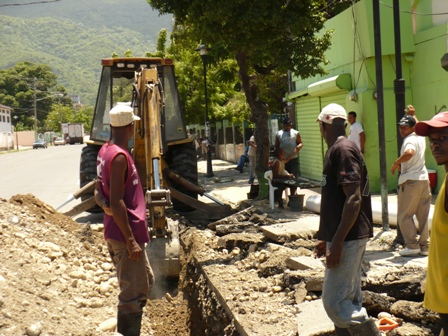 BRIGADAS AYUNTAMIENTO PUERTO PLATA SANEAN AVENIDA PRESIDENTE CAAMAÑO