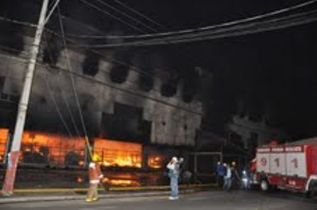 FUEGO DEJA PERDIDAS MILLONARIA; INVESTIGAN ORIGEN SINIESTRO FERRETERÍA BELLÓN