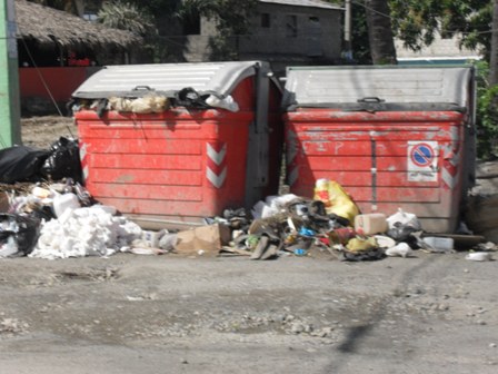 BASURA AHOGA CALLES COMUNIDAD TURISTICA SOSÚA