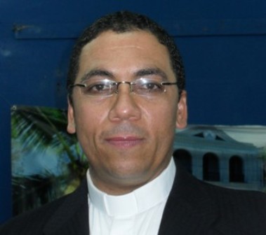 SACERDOTE SANTIAGO RODRÍGUEZ DENUNCIA APAGONES IMPIDEN CELEBRACIÓN MISAS TEMPLO CATÓLICO