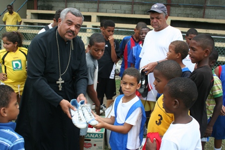 MINISTROS IGLESIA ORTODOXA RUSA DONAN UTILERÍAS DEPORTIVAS ASOCIACIÓN FUTBOL DE PUERTO PLATA 