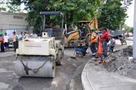 ALCALDE SANTIAGO INICIA TRABAJOS BACHEO CALLES; ANUNCIA AUMENTO SUELDO OBREROS 