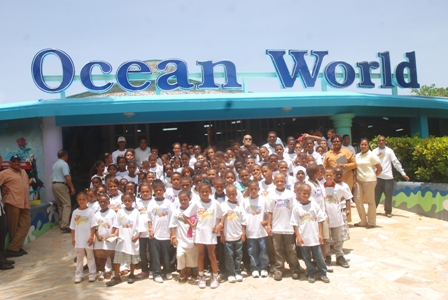 COMUNICADOR LEONARDO MEDRANO LLEVA GRUPO NIÑOS VISITA OCEAN WORLD