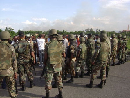 MILITARIZAN MUNICIPIO LAGUNA SALADA; MORADORES PROTESTAN RECLAMANDO RECONSTRUCCIÓN AUTOPISTA 