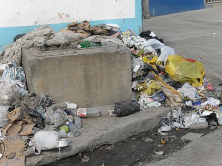 SECTOR LA CUCARACHA, LA UNIÓN EN SOSÚA, AHOGADO EN BASURA