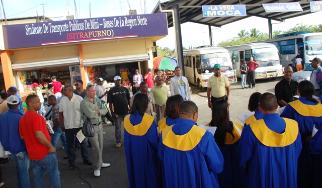 CORO OTTT ANIMA PARADAS AUTOBUSES CANTANDO CANCIONES NAVIDEÑAS