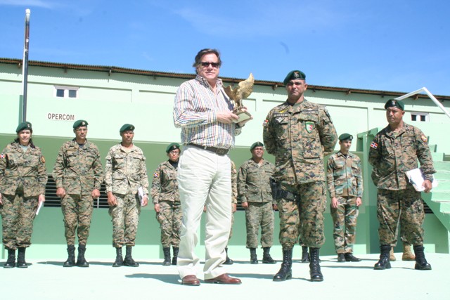 BATALLÓN INFANTERÍA ENTREGA RECONOCIMIENTO “EL GUARAGUAO”  DIRECTOR DEPARTAMENTO AEROPORTUARIO