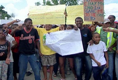 ESTUDIANTES MAIMÓN NUEVAMENTE PROTESTAN; EXIGEN RECONSTRUCCIÓN ESCUELA ANACAONA