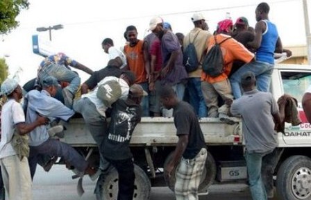 OBREROS HAITIANOS SUFREN ACCIDENTE; CAEN PAVIMENTO CAMIÓN EN MARCHA