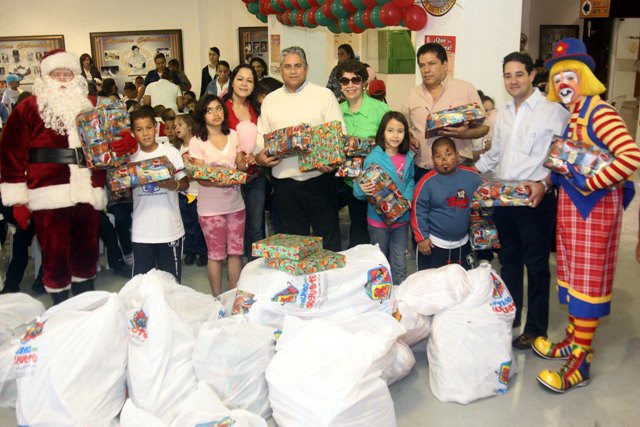 ÁGUILAS CIBAEÑAS AGASAJAN GRUPO NIÑOS ESCUELA EDUCACIÓN ESPECIAL EN SANTIAGO