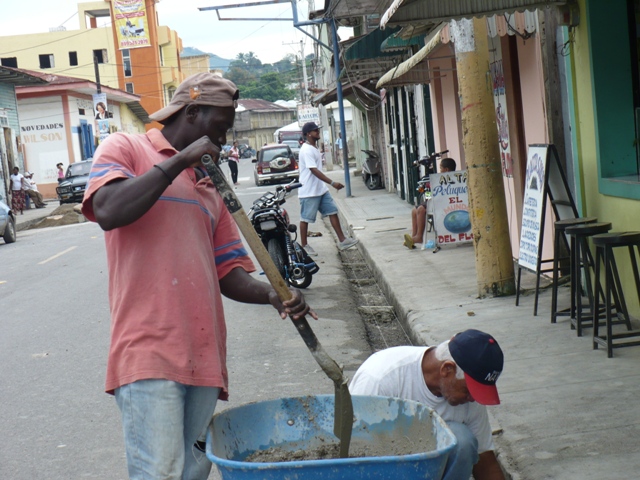 DISPONEN ARREGLOS ACERAS CALLES EN MUNICIPIO IMBERT
